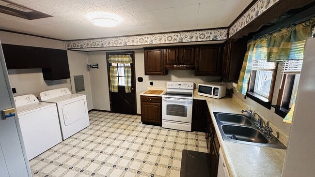 Building Photo - 1031 Field Dr