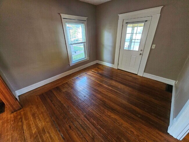 Building Photo - Cute and Cozy Main Level 2 Bedroom 1.5 Bath