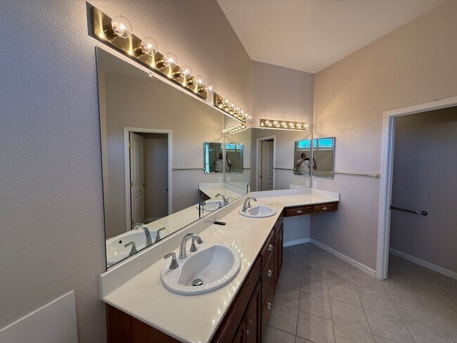 Building Photo - Single story home located in desirable northwest Modesto neighborhood!