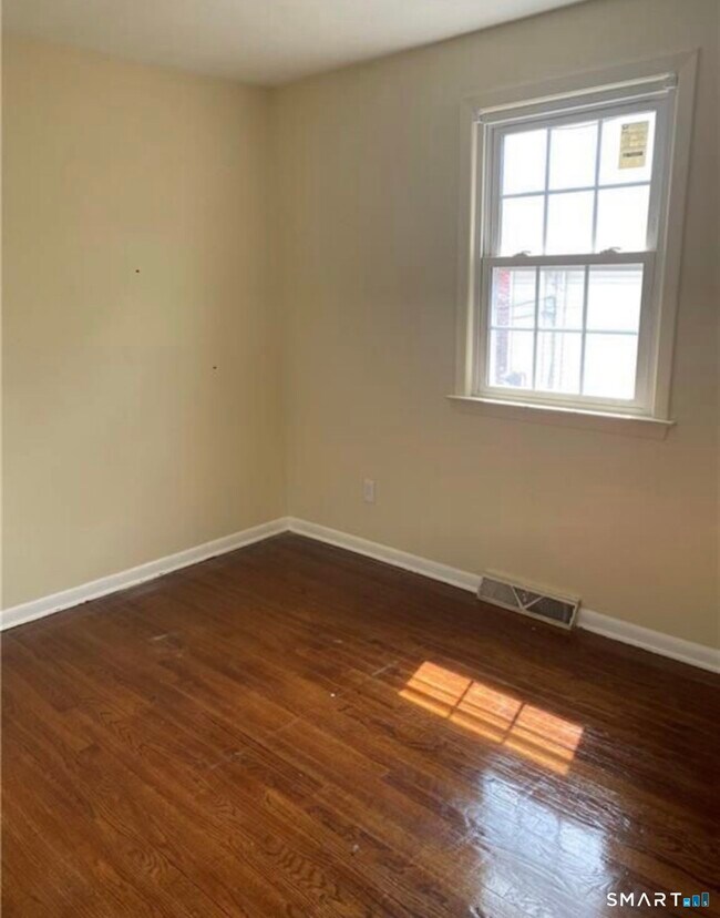 Building Photo - 27 Manila Ave