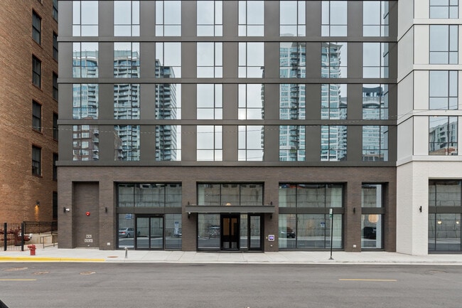 Building Photo - 633 S LaSalle St