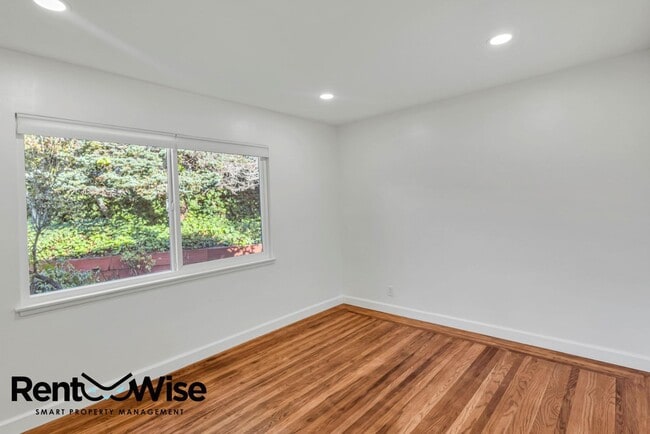 Building Photo - 838 Crompton Rd