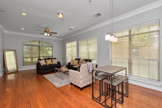 Building Photo - 9038 Lakes Dr