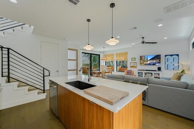 Building Photo - 907 Redd St