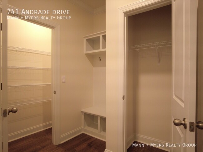 Building Photo - 741 Andrade Dr