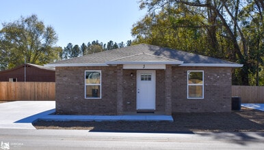 Building Photo - The Cottages of East Avenue