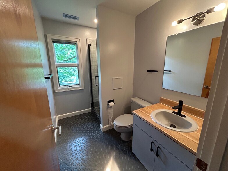 Bedroom 1 bathroom - 407 McCauley St