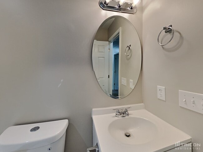 Building Photo - 2300 Saluda Dr