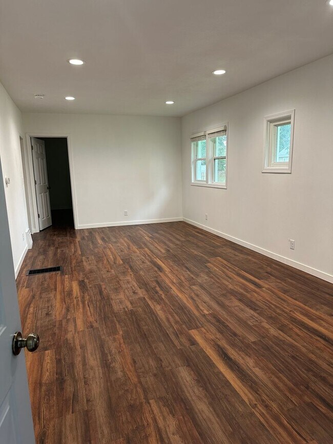 Building Photo - Remodeled 2 Bedroom House for Rent