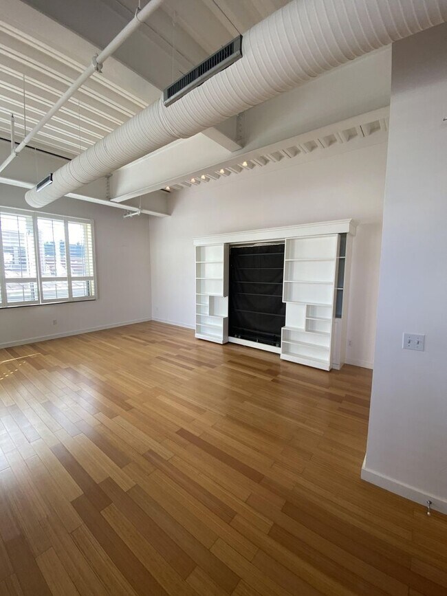 Building Photo - Amazing Studio with Patio and Views