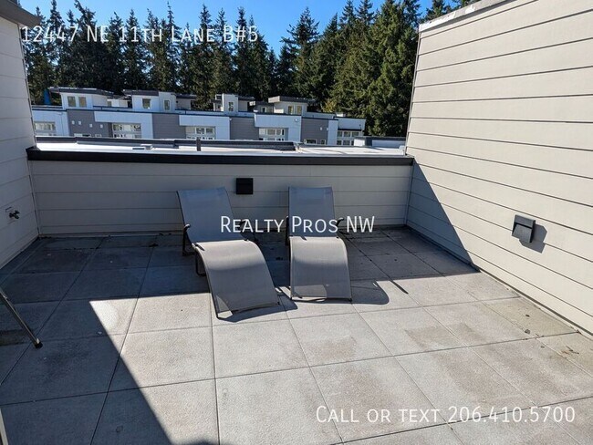 Building Photo - 12447 NE 11th Ln