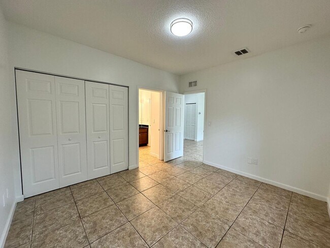 Building Photo - 1045 Villas LLC (1035 NE 10th Ave)