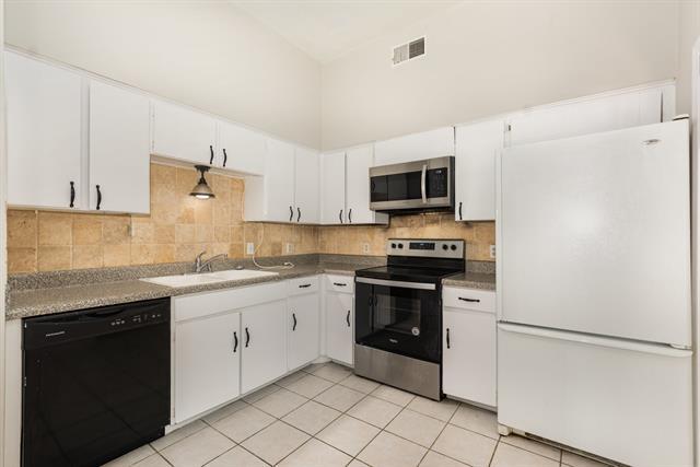 Building Photo - 10438 High Hollows Dr
