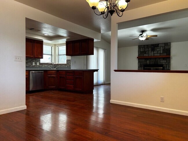 Building Photo - PLEASE CONTACT VAUGHN REALTY TO SET UP AN APPOINTMENT (760)446-6561