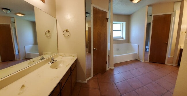 Building Photo - 4200 Pyracantha Dr