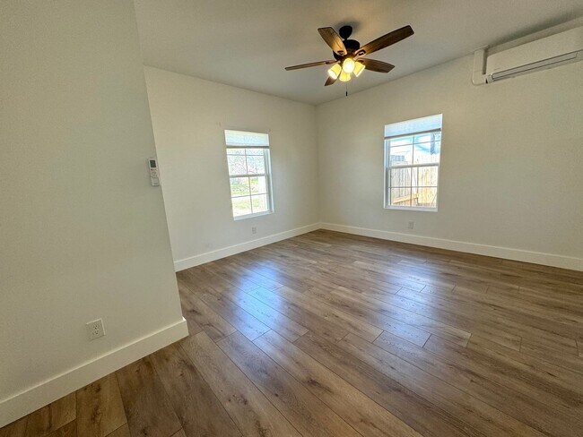 Building Photo - Stunning 2 bedroom 1 bathroom home In Kendall-Whittier district of Tulsa!