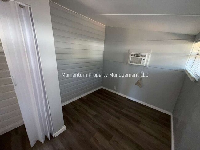 Building Photo - Updated 2/1 in St. Pete! AVAILABLE FOR IMMEDIATE MOVE IN!!