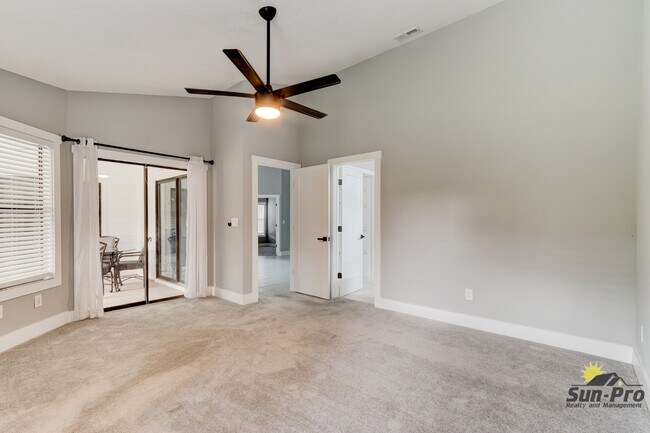 Building Photo - 700 Pine Shores Cir