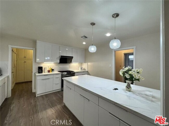 Primary Photo - 113 N Doheny Dr