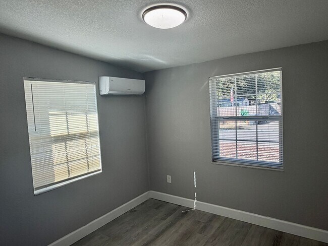 Building Photo - Fully Renovated and STUNNING 3 bedroom/1 bathroom home in Tampa!