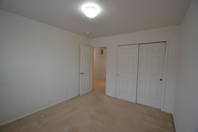 Building Photo - 3 Bed 2.5 Bath Townhome With AC Available ...
