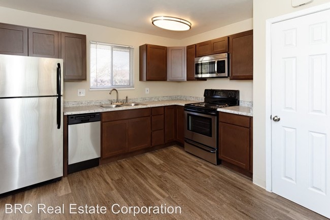 Building Photo - 2 br, 1 bath Apartment - 1950-1960 Upham St.