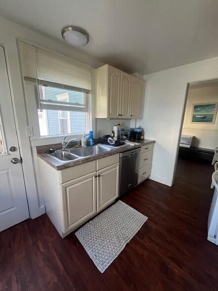 Building Photo - 13 Brewer St