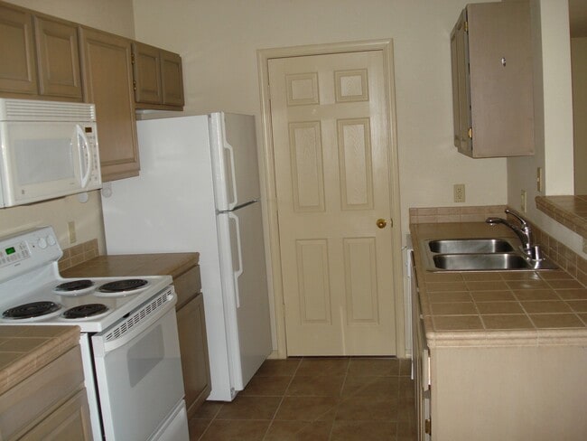 Building Photo - 2 Bedrooms, 2 Baths and a Single Car Garage
