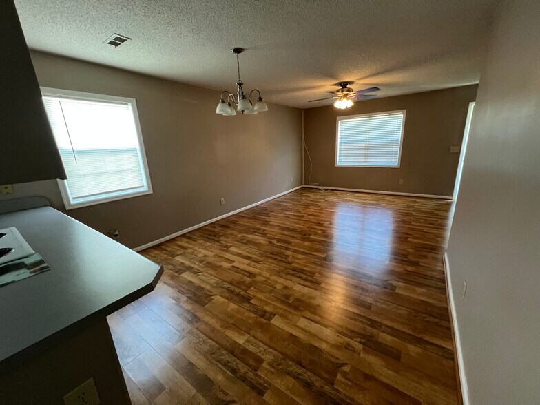 Building Photo - 108 Willow Way