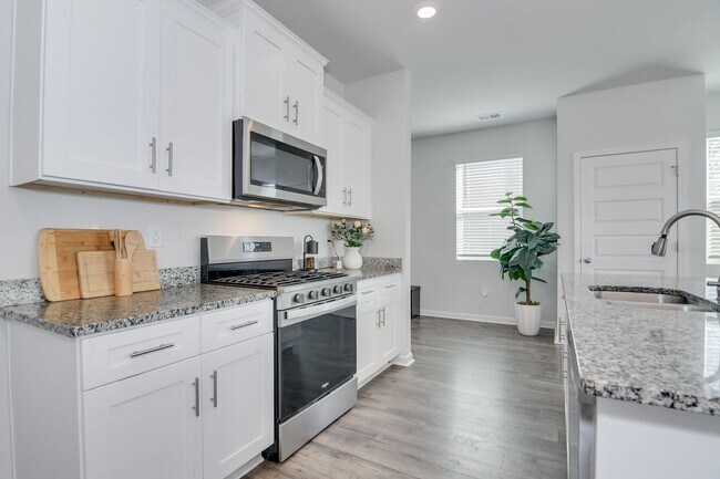 Building Photo - 4 Bedroom 3 Bathroom Two Story Home