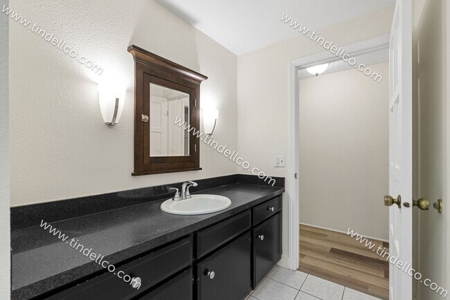 Building Photo - Updated, Spacious 2 Bedroom, Pet Friendly ...