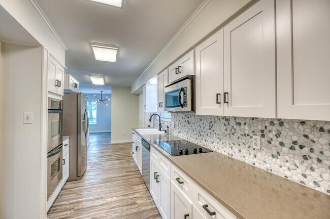 Building Photo - 614 E Briarway Dr