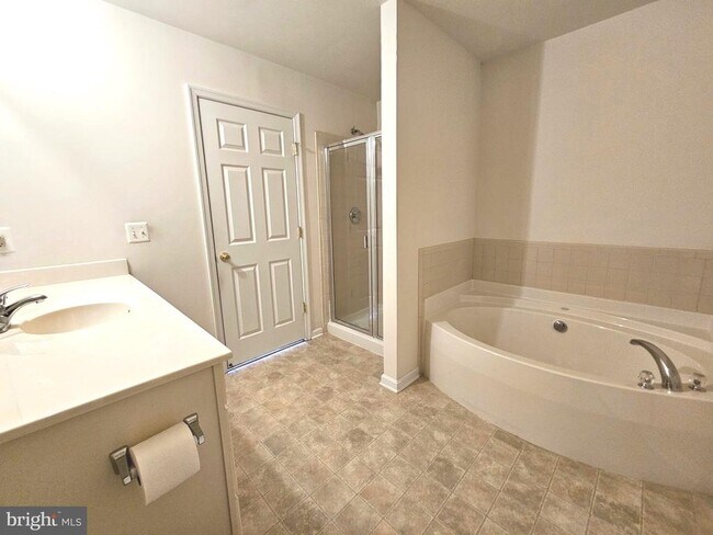 Building Photo - 1969 Peachtree Ct