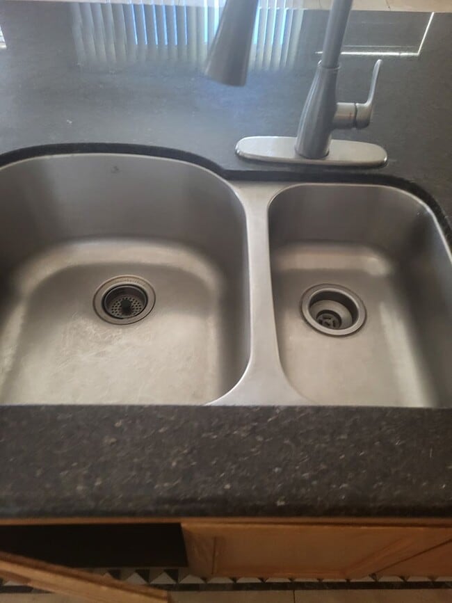 Building Photo - 5049 Pine Lake Ct