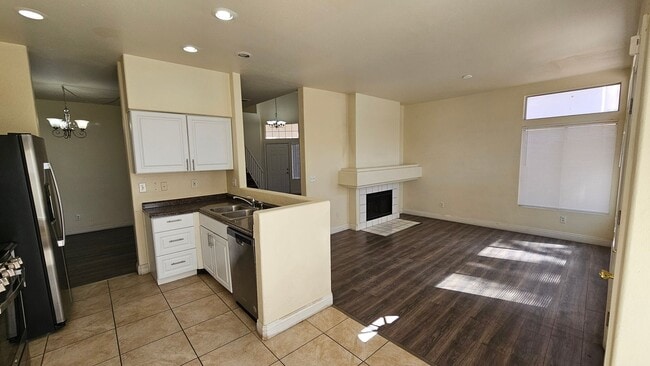 Building Photo - 4 Bedroom!  Buffalo & Smoke Ranch Area!