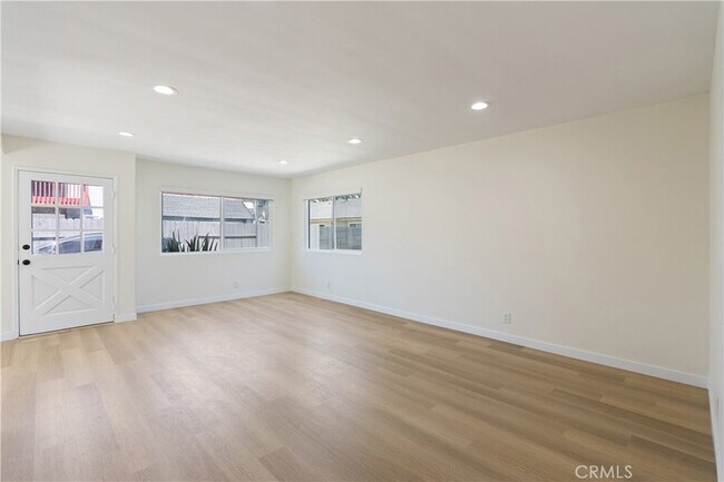 Building Photo - 2049 Tustin Ave