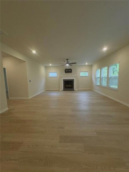 Building Photo - 327 Vly Oak Dr
