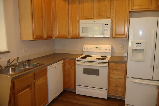 Building Photo - Lovely 2 Bedroom Ground Level Condo