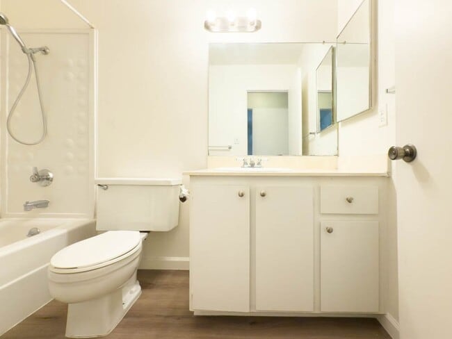 Building Photo - 2 BEDROOM 2 BATH CONDO IN GATED COMMUNITY ...