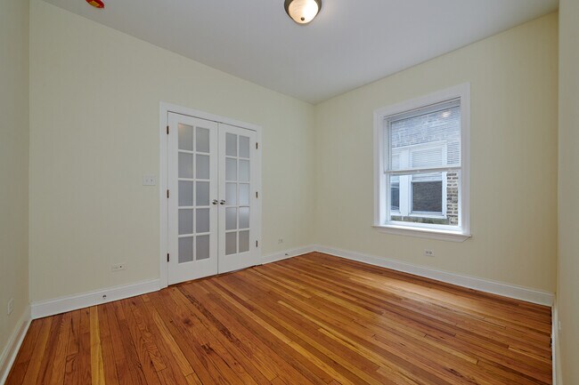 Building Photo - 7209 N Damen Ave