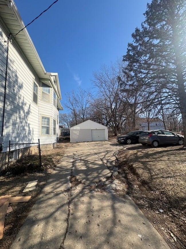 Building Photo - 2210-2212 N Knoxville Ave