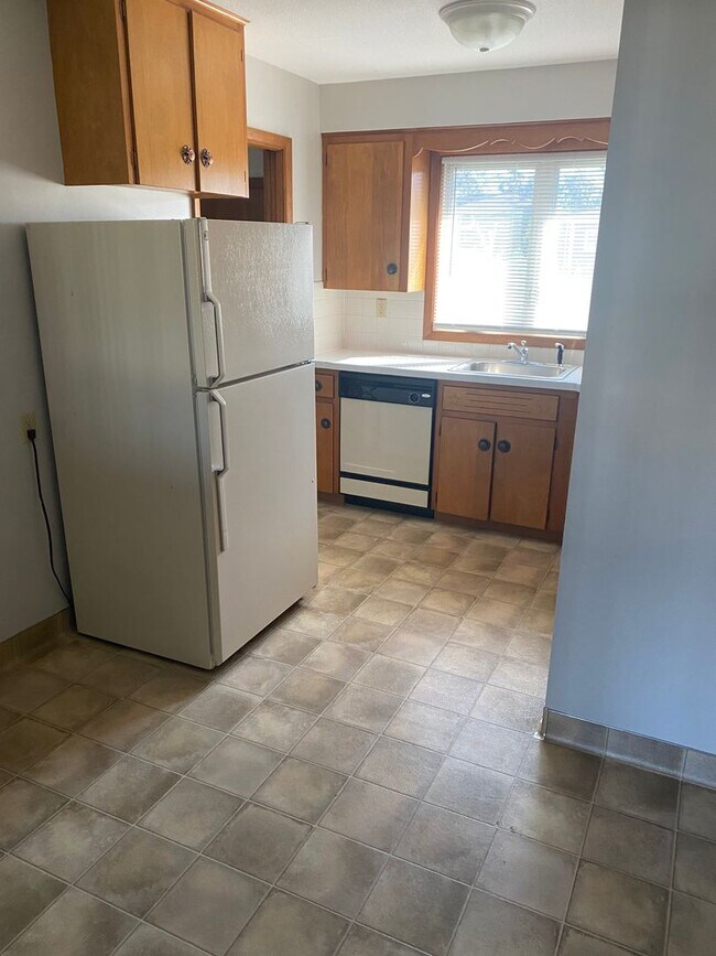 Building Photo - 2325-2327 Victoria Dr SW