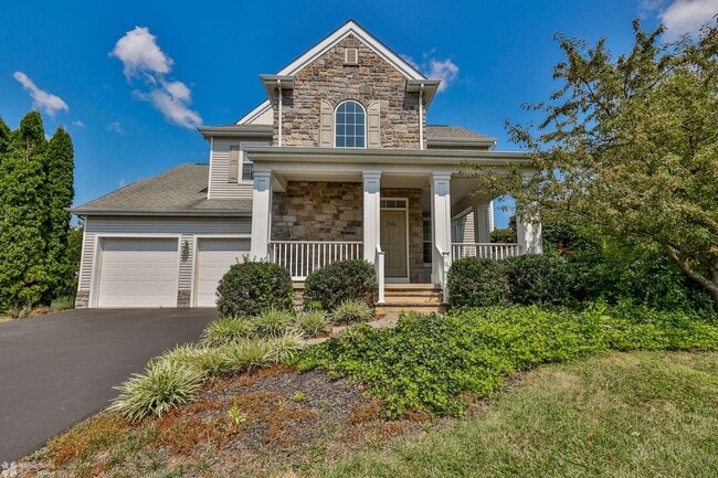 Building Photo - Beautifully maintained, energy-efficient f...