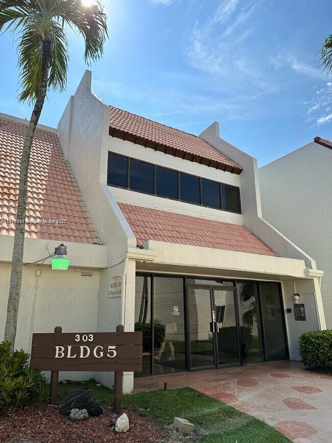 Building Photo - 303 Racquet Club Rd