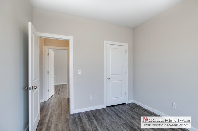 Building Photo - 604 E Martens Ct