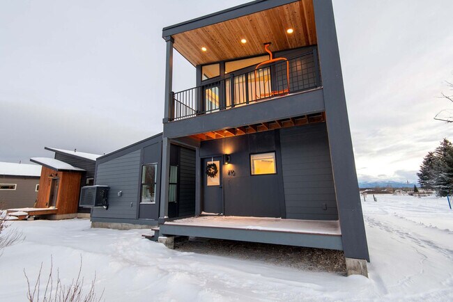 Building Photo - 27 4th St E