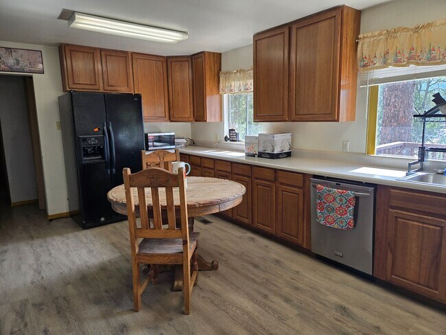 Building Photo - Furnished Four Bedroom Home With Sierra Bl...