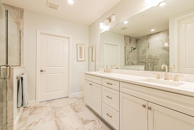 Building Photo - Luxury Naples 2-Bed Home Minutes to Downtown & Beaches | Resort-Style Amenities