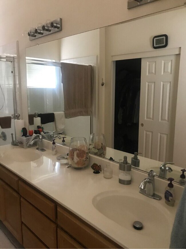 Building Photo - Great 4 bedroom East Davis home with large...