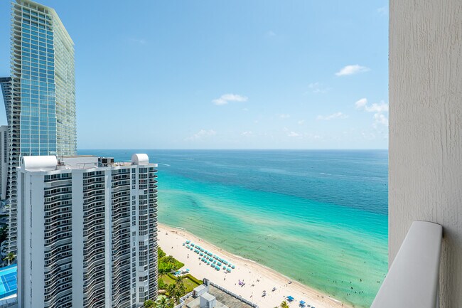 Building Photo - 16699 Collins Ave